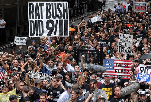 Wearechange.org arrangerer årlig demonstrasjoner ved Ground Zero. Det forventes flere tusen oppmøtte i år, 1 av 3 amerikanere mener regjeringen stod bak angrepene. Så kyss meg i ræva Siv Jensen, det er ikke bare imamer som mener dette!