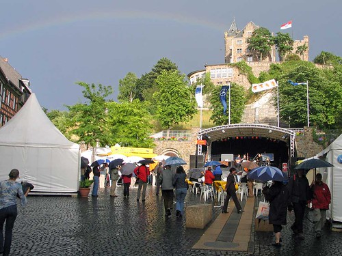 Regenbogen über Burg Klopp
