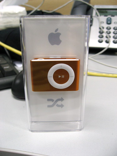 iPod Shuffle 2g Orange - the case