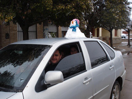 Los autos en Hernando con su muñeco de 
