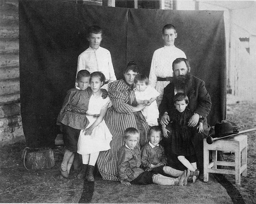 V.I. Vinogradow and his family ©  Sergey G