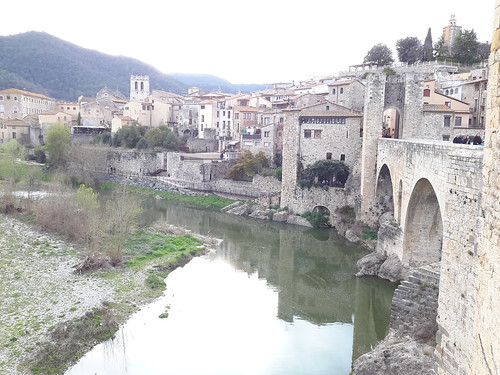 Besalú, Girona <a style="margin-left:10px; font-size:0.8em;" href="http://www.flickr.com/photos/141744890@N04/25720600044/" target="_blank">@flickr</a>