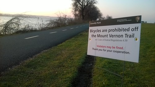 Bicycles are prohibited off the Mount Vernon Trail ©  Michael Neubert
