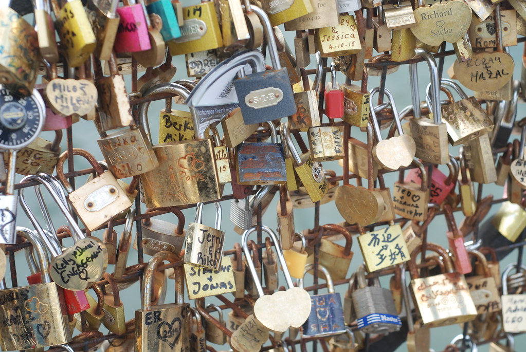 : Symbols of love; or, locks locked to fencing in Paris