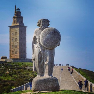 Que la #fuerza del #guerrero #Breogán te acompañe #Galicia #Brigantia #Coruña #hercules #torre #lighthouse #heritage #worldheritage #city #landscape #monument #sky #skyporn #escultura #stone #metáforas de la #realidad #cotidianidad #belleza #photography #