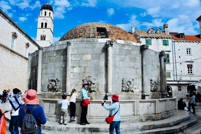 歐諾弗利歐Onofrijeva Fontana水池，建於1444年，數百年來，當地居民還保留傳統的習俗，每當進入古城時，都會在噴水池洗手洗臉，以驅走染上瘟疫的噩運。