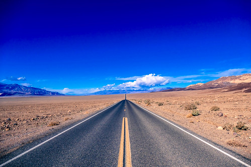 On the road, Death Valley ©  specchio.nero