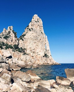 Where the mountain meets the sea { #Ogliastra } Pedra Longa é un monumento naturale che segna l'inizio della spettacolare costa di #Baunei. Il suo nome significa "pietra alta" e al suo cospetto si capisce il perché: 128 metri di roccia calcarea a picco su