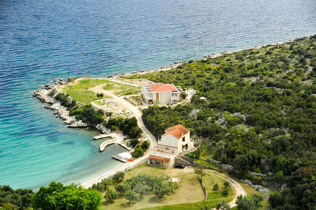 繼續前往杜布洛尼克 Dubrovnik，沿著海岸邊的風景都超美，每一幢都是座擁百萬海景的別墅！