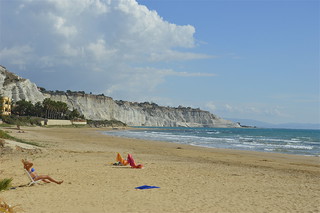 La spiaggia di Capo Rossello e sullo sfondo la Scala dei Turchi