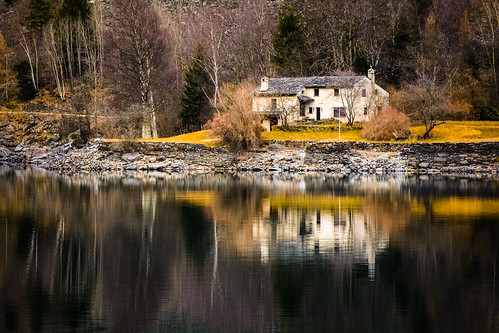 House at Lago di Poschiavo ©  kuhnmi