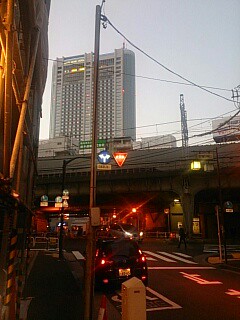 反対側が東京ドームがあり、大きなホテルや...