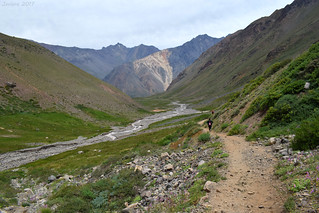 Trekking en Quebrada Morales, con el Cerro Retumbadero de fondo
