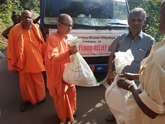Kerala Flood Relief Work by Ramakrishna Mission, Coimbatore <a style="margin-left:10px; font-size:0.8em;" href="http://www.flickr.com/photos/47844184@N02/44509210361/" target="_blank">@flickr</a>