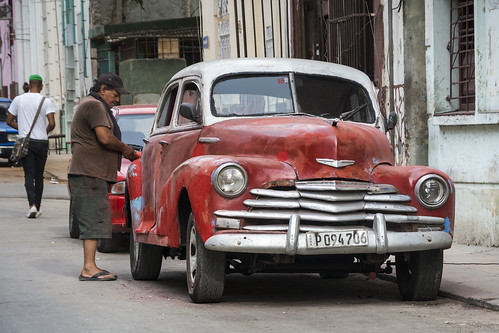 Repainting a Cuban Oldtimer ©  kuhnmi