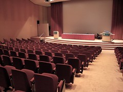 Anglų lietuvių žodynas. Žodis auditorium reiškia n žiūrovų salė, auditorija lietuviškai.