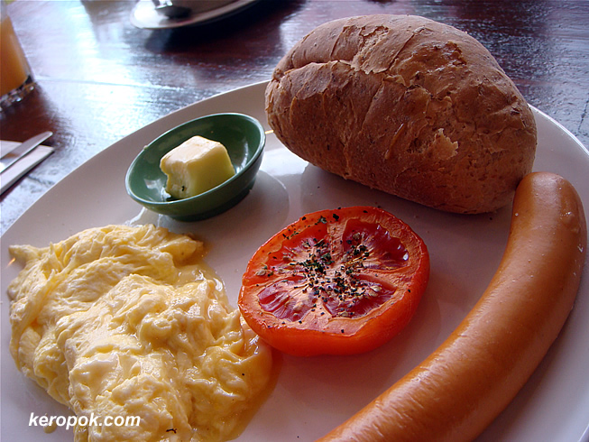 Scramble Eggs, tomato, sausage and bread