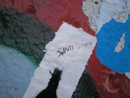 Dejando mi propia firma en el muro de Berlin