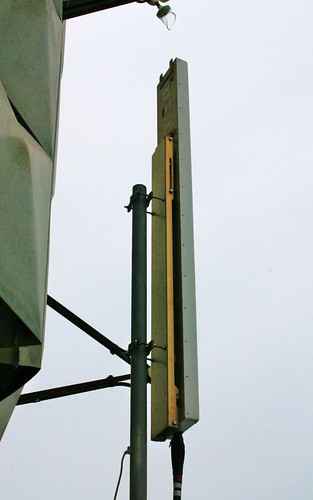Directional cell phone antenna