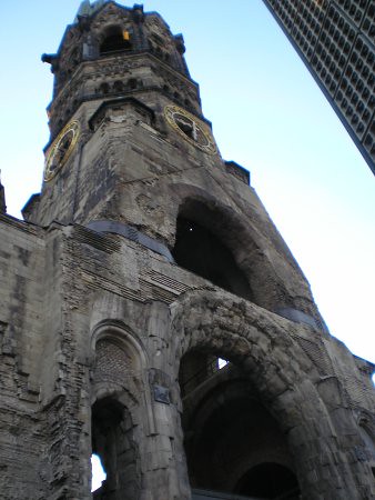 La iglesia rota de Berlín, con los deserfectos al detalle