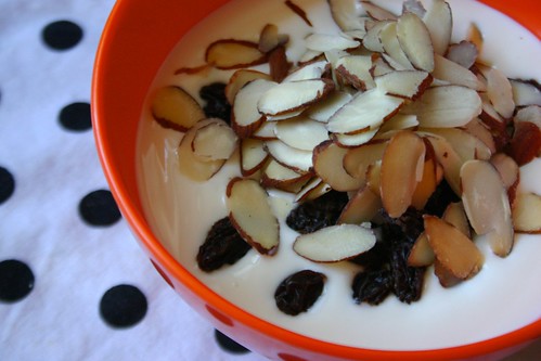 yogurt with raisins, slivered almonds & honey