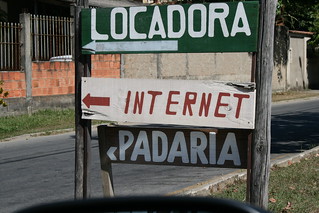 Onde fica a internet?  ~  Where is the internet?