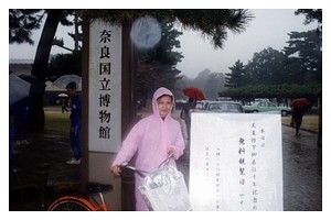 19991112是天皇在位十週年紀念日，參觀奈良博物館免錢，但是實在太多人了！