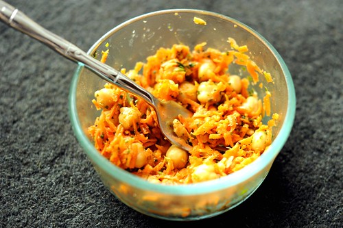 spicy carrot and chickpea salad