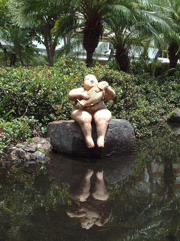 Statue at Wailea Grounds