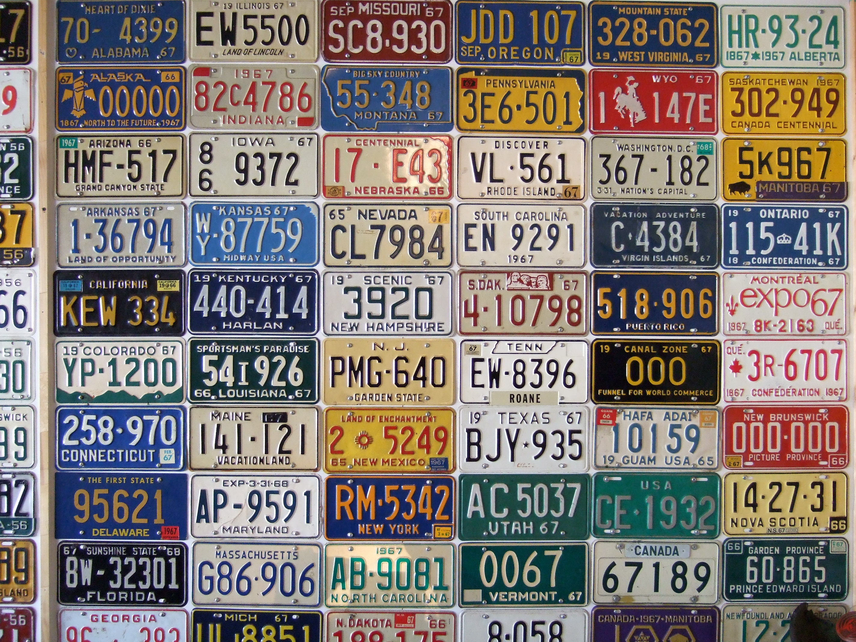 Автомобильные номера на стене