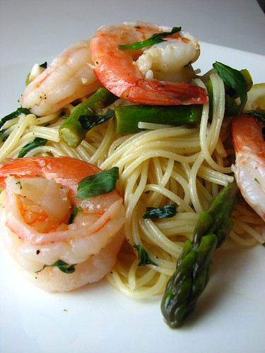Home by 28 Cooks: Shrimp & Asparagus in Wine Basil Sauce