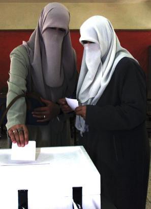 [3978] Voting for Jordan Parliament in Zarqa City 2003.jpg