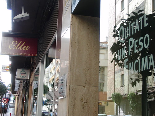publicidad para reducir peso junto a tienda de talles grandes
