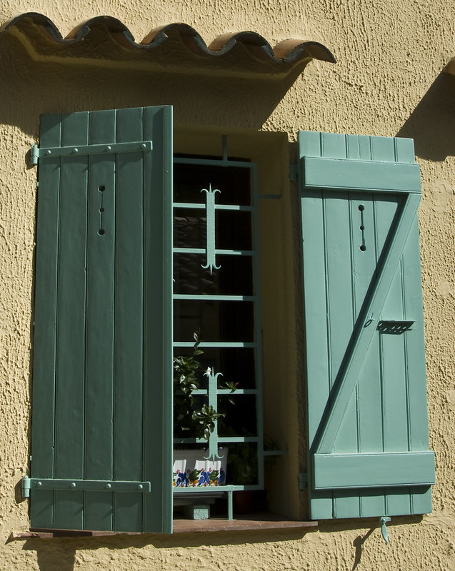Shutter, Grimaud, Provence<br/>© <a href="https://flickr.com/people/17426378@N00" target="_blank" rel="nofollow">17426378@N00</a> (<a href="https://flickr.com/photo.gne?id=1465687702" target="_blank" rel="nofollow">Flickr</a>)