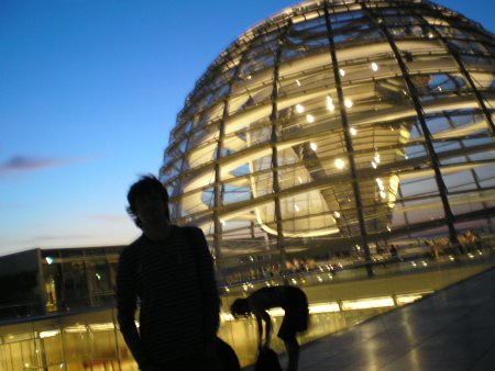 Cúpula del Reichstag iluminada por la noche