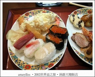 看～～～這麼大一盤都包含在一食兩泊的價格中喔，這麼美味的壽司和炸蝦隨你吃到飽！真是太棒了！