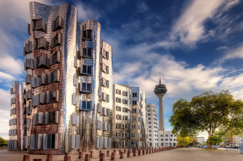Gehry Meets Düsseldorf<br/>© <a href="https://flickr.com/people/53074617@N00" target="_blank" rel="nofollow">53074617@N00</a> (<a href="https://flickr.com/photo.gne?id=5140068289" target="_blank" rel="nofollow">Flickr</a>)