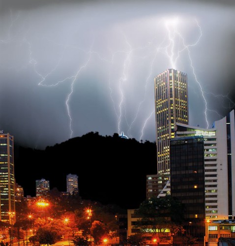 Bogotá Una tormenta (Colombia) por peter lievano