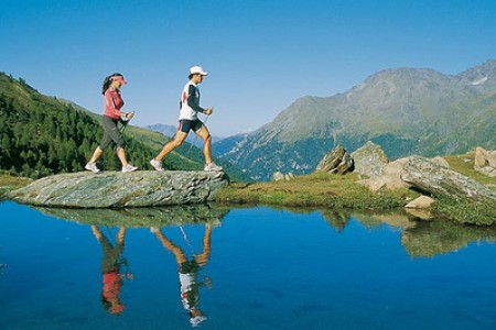 Nordic walking na slunné straně Alp