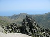 Au sommet de l'Alcudina : la pointe rocheuse proche et le col d'Asinao