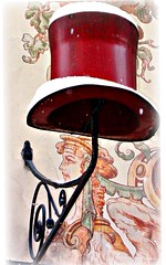 RED hat with snow, Neckargasse 2, Der rote Zylinder - The red dandy topper , Klappzylinder oder „Chapeau Claque“