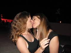 בנות מתנשקות