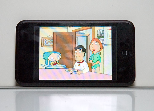 Een aflevering van Family Guy bekijken op de iPod Touch. Door het grote scherm is deze iPod erg geschikt voor video's.