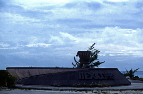 Bahamas 1989 (715) San Salvador:Mexico Olympics Monument • <a style="font-size:0.8em;" href="http://www.flickr.com/photos/69570948@N04/25470550193/" target="_blank">Auf Flickr ansehen</a>