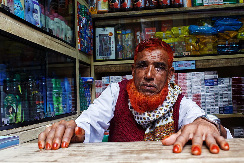 Red hair - Dhaka, Bangladesh<br/>© <a href="https://flickr.com/people/68898571@N00" target="_blank" rel="nofollow">68898571@N00</a> (<a href="https://flickr.com/photo.gne?id=24855296922" target="_blank" rel="nofollow">Flickr</a>)
