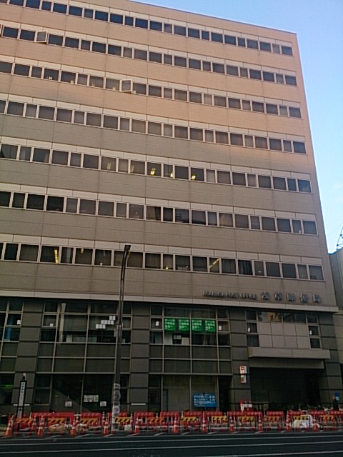 田原駅の左側は、浅草郵便局の大きなビルが...
