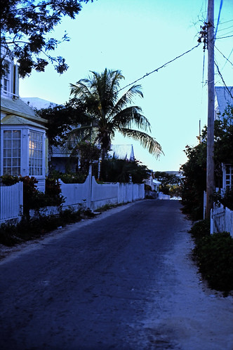 Bahamas 1989 (337) Eleuthera: Dunmore Town, Harbour Island • <a style="font-size:0.8em;" href="http://www.flickr.com/photos/69570948@N04/24024447400/" target="_blank">Auf Flickr ansehen</a>