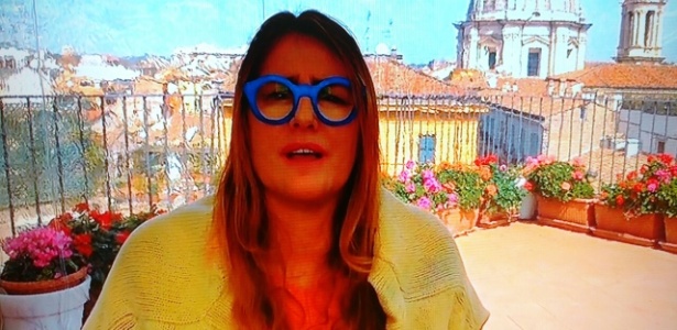 Em Roma, correspondente da Globo rouba a cena com óculos azuis