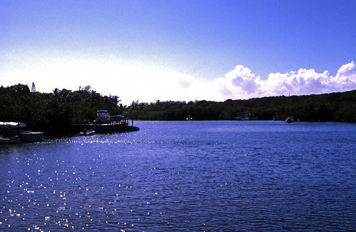Bahamas 1989 (470) Abaco: Man-O-War Cay • <a style="font-size:0.8em;" href="http://www.flickr.com/photos/69570948@N04/24935719786/" target="_blank">Auf Flickr ansehen</a>