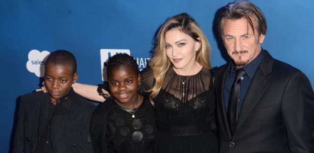 Madonna e Sean Penn surgem próximos em evento e cantora diz que o ama